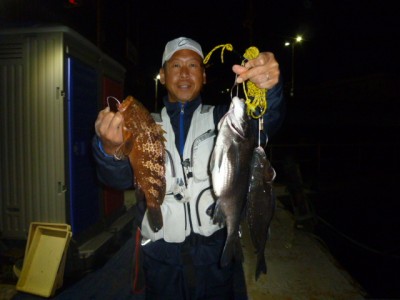 
<p>和泉市の松原様、沖の一文字白灯で、チヌ　４１ｃｍまで２匹・アコウ　３５ｃｍ　１匹</p>
<p>ウキ釣り　餌シラサエビ</p>
