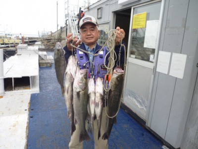 
<p>東大阪市の今中様、沖一文字南で</p>
<p>３４ｃｍのチヌ・６０cmまでのスズキ５匹です！！</p>
<p>釣り方、エビ撒き釣り</p>
