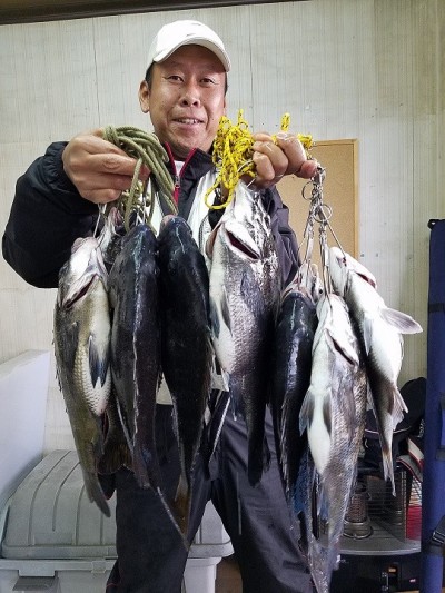 
<p>和泉市の松原様、沖の一文字北で、チヌ　４５cmまで１１匹</p>
<p>フカセ釣り　餌オキアミ</p>
