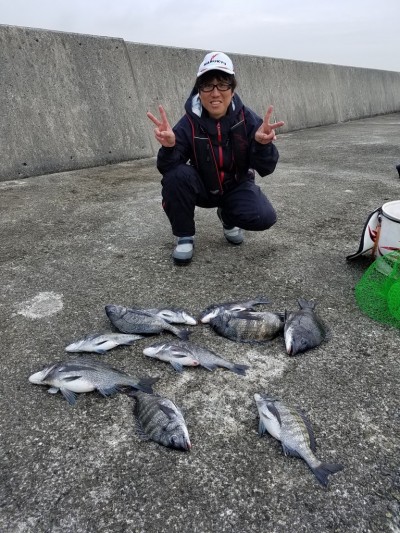 
<p>堺市の高野様、沖の一文字白灯で、チヌ　４５cmまで１０匹</p>
<p>紀州釣り　餌オキアミ</p>

