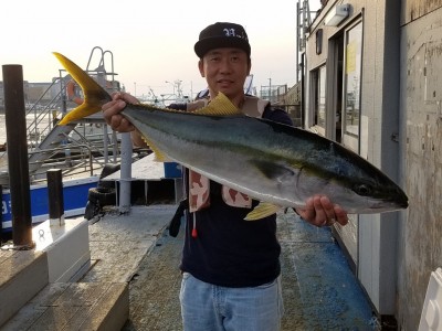 
<p>岸和田市の永野様、沖の一文字北で、ブリ　９０cm　１匹</p>
<p>のませ釣り　餌現地調達の小サバ</p>
