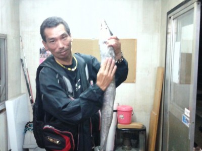 
<p>茨木市の島野様、旧の一文字赤灯で、太刀魚　指５本サイズまで３匹</p>
<p>ウキ釣り　餌キビナゴ</p>
