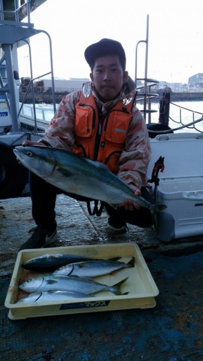 
<p>大阪市の近藤様（２人）沖の一文字白灯で、ブリ　７８cm　１匹・ハマチ　４８cmまで４匹</p>
<p>のませ釣り　餌アジ</p>
