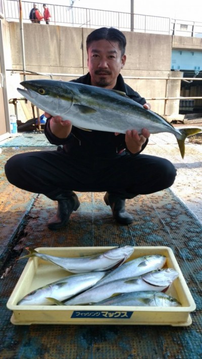 
<p>大阪市の徳沢様、沖の一文字北で、メジロ　６７cm　１匹・ハマチ　５０cmまで５匹</p>
<p>のませ釣り　餌アジ</p>
