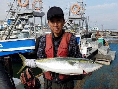 
<p>和泉市の坂本様、沖の一文字北で、ブリ　８７cm　１匹</p>
<p>のませ釣り　餌アジ</p>
