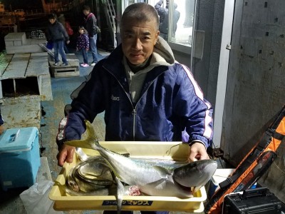 
<p>大阪市の吉岡様、沖の一文字北で、メジロ　６９cmまで２匹・タチウオ　指３本半まで５匹</p>
<p>メジロ（のませ釣り・アジ）太刀魚（引きずり・ドジョウ）</p>
