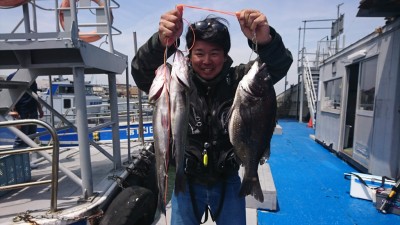 
<p>フィッシングマックススタッフの木村さん、</p>
<p>沖の北で、ハネ48.0cmまでを2匹 & チヌ43.5cm!　エビ撒き釣りでの釣果です。</p>
<p>流石、木村さん。やりますねぇ～♪</p>
<p> </p>

