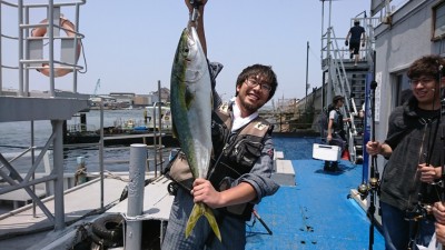 
<p>阪井様　沖の北　ショアジギでブリ85ｃｍ！7時30分ごろにヒット！</p>
