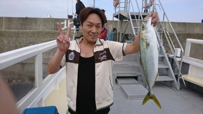 
<p>山田様　沖の北　のませ釣りでハマチ！6時40分ごろにヒット！</p>
