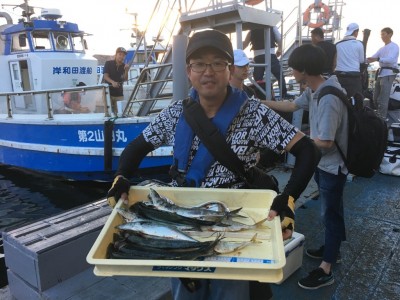 
<p>山崎様  沖の北  ショアジギ/メタルジグ  サゴシ7本・タチウオ・大アジ</p>
<p>メタルジグで多彩な獲物をGetされております。釣果写真へのご協力、ありがとうございます。</p>
