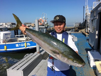 
<p>郭様　沖の北　のませ釣り　ブリ90cm・7.5kg</p>
<p>今日も出ましたよ、ブリ!!!　6:20頃にHit!　ショアジギロッド・PE3号・リーダー40lbで余裕を持ってファイトされたとの事です。おめでとうございます!</p>
