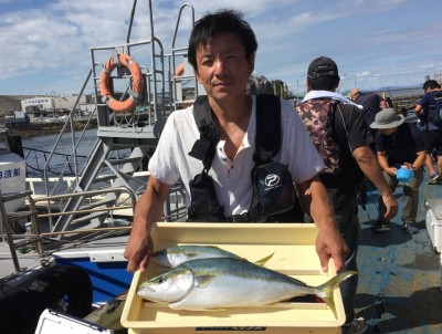 
<p>田中(芳)様　沖の北　のませ釣り　メジロ63cm・ハマチ</p>
<p>メジロは9時頃にHitされたとの事です。釣果写真へのご協力、ありがとうございます。</p>

