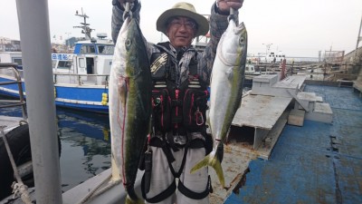 
<p>高倉様　沖の北　のませ釣り　メジロ/ブリ90ｃｍGET</p>
<p>今日は魚と一緒に写れましたね(^^♪ブリ90ｃｍを釣られたので、渡船無料券もGET！おめでとうございます</p>
