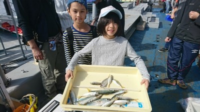 
<p>久保田様 沖の北 サビキ釣りで小アジ&中サバ！サバの引きはおもしろかったかな？いい笑顔ありがとうございます！</p>
