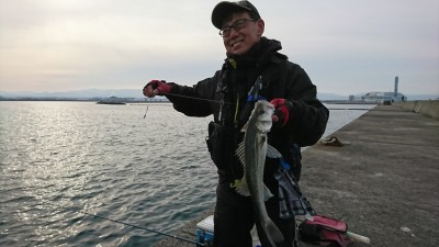 
<p>岩田様 沖の北 エビ撒き釣り ハネ46㎝！8時半にヒットしました。ウキをちょっと押さえ込むくらいのアタリでした。</p>
