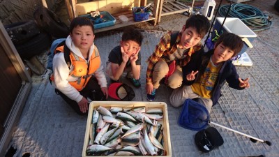 
<p>東大阪の仲良し4人組様　沖の北　サビキ　サバ大漁ＧＥＴ</p>
<p>春休みの良い思い出ですね(^^♪おめでとうございます！</p>
