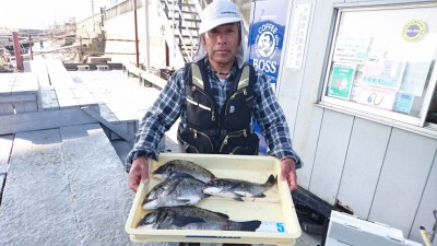 
<p>入江様  旧一文字カーブ  紀州釣り  チヌ～43.5cmまで4尾GET</p>
<p>紀州釣りの釣果も安定してきましたね！これから始める方も今がチャンスです(^O^)おめでとうございます</p>
