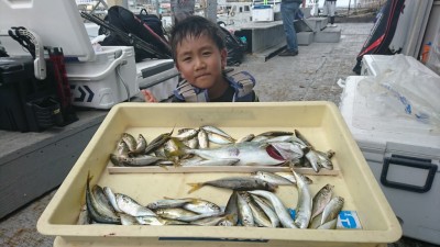 
<p>豊島様 沖の北 サビキで豆アジ・小サバ・ツバス！いろいろ釣れるのでファミリーフィッシングにおすすめです♪</p>
