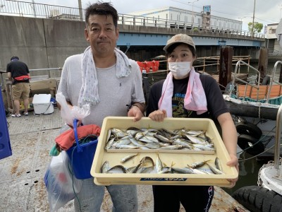 
<p>8/11 沖の北 内向き サビキ 豆アジ/小サバ 良型のアジは減ってきましたが豆アジは絶好調♪豆アジのノマセでツバスも良く釣れてますよ〜♪</p>
