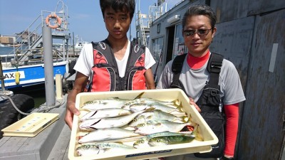 
<p>沖の北 ルアーでツバス大漁！5時～6時は特に活性が高かったようです。巡回時に見たときもあちらこちらでヒットしてました。</p>
