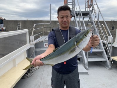 
<p>沖の北 ルアーでメジロ68㎝！6時半頃にぼ～とルアーを巻いてたらいきなりド～ンッ！と来たそうです。おめでとうございます！</p>
