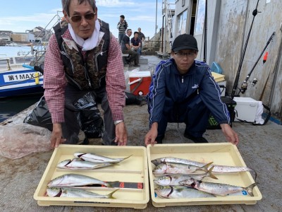 
<p>坂口様　沖の北　ツバス・太刀魚・サゴシ　ツバスはのませ釣りとジグでの釣果です♪太刀魚は朝イチにメタルバイブで釣られています♪遠いところからありがとうございました(^o^)</p>
