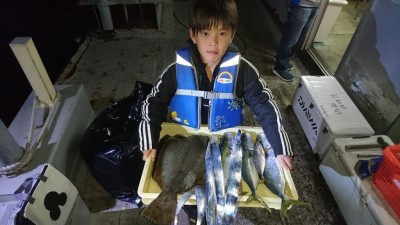 
<p>三嶋様  沖の北  ノマセとルアーでヒラメ  タチウオ  ツバスGET</p>
<p>デッカイヒラメが釣れてますね！今年もヒラメ多いかもです(^O^)おめでとうございます</p>
