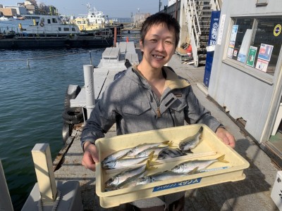 
<p>旧一文字　赤灯　中アジ・サンバソウ・チヌ　サビキ釣りでの釣果で中アジは平均25cmくらいありました！今朝は餌を撒くと見えるほど沸いてたみたいなので夕方も期待できそうですね！おめでとうございます(^o^)</p>
