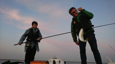 
<p>沖の南リアルタイム(6:00) のませ釣りでハマチが釣れていました！</p>

