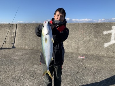 
<p>五浦様　沖の北リアルタイム　9時頃にのませ釣りでメジロ65cm GET^ ^青物の回遊は継続中です♪まだまだ狙えますよ^ ^おめでとうございます(^o^)</p>
