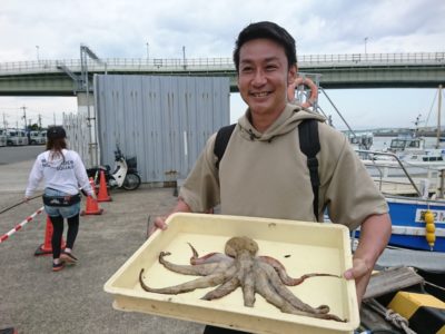 <p>旧一文字カーブ付近 タコ釣り初挑戦でキロオーバー！！！持ってますね～すばらしい～♪まだまだキロオーバーは潜んでますよ。</p>