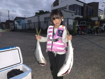 <p>コウダ様　のませ釣りでメジロ2本GET♪他にもメジロサイズが釣れたみたいですが近くの方にプレゼントされたそうです^ ^今日は本当に良く釣れてますね！おめでとうございます(^o^)</p>