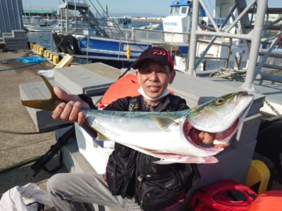 <p>谷様　沖の北　のませ釣りでメジロ！朝餌の確保がちょっと難しいみたいです。ウルメはなんぼでも釣れるんですが。</p>