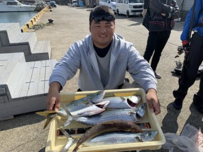 <p>沖の北　ルアーでツバス〜ハマチとサゴシGET♪ルアーではこのサイズの青物が良く釣れていますね^ ^</p>