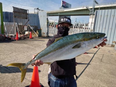 <p>山内様　沖の北　のませ釣りでブリ94cm！！！9時半頃にヒット！でっかいクーラー持ってくると釣れない説を覆す渾身の1匹！おまつりなどもあって取り込むのに30分かかったそうです。朝一ルアーでサゴシも釣ってました♪今日は朝一サゴシがぼちぼち、のませでメジロがぼちぼち、ハマチは少なめでした。</p>