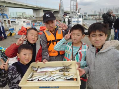 <p>旧一文字赤灯　ルアーでサゴシ！サビキでアジ！朝からみんなで頑張って釣りました♪帰りの船は疲れて爆睡でしたが…。また来てね♪</p>