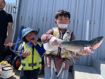 <p>ひなた君　沖の北　ショアジギでハマチ♪♪</p>