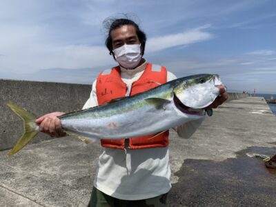 <p>信夫様　沖の北　ショアジギでブリ86cm！！！！11時前に中層でヒット！初の岸和田一文字での釣行でこの青物！！これがあるから釣りは面白いんです♪信夫様、おめでとうございます⤴︎^ ^</p>