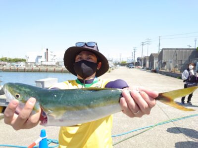 <p>沖の北 ショアジギでメジロ…？…ハマチですね。11時40分にヒット！あきらめないって大事です。</p>