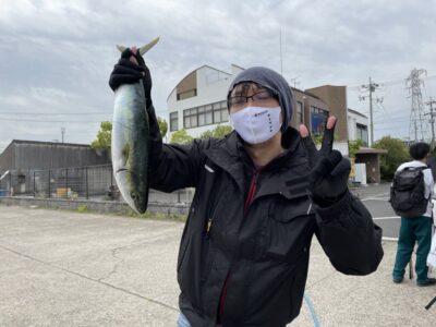 <p>高橋様　沖の北　ショアジギでハマチ！！メジロもまだ釣れてますがハマチの割合が増えてきたかな？ここ3日くらいは渋い模様です(ToT)</p>