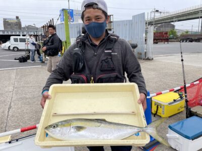 <p>丸様　沖の北　ショアジギでメジロ^ ^</p>