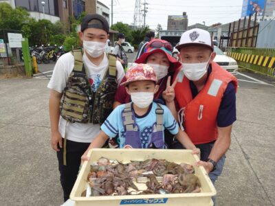 <p>旧一文字3番周辺 ケーソン継ぎ目を狙って新子タコ大漁♪継ぎ目といってもほとんど底付近でのあたり。苦潮でなくても継ぎ目は良いポイントなのでチェックしたほうがいいですよ。今日は朝の時合いが少しあって、その後は拾い釣りって感じでした。朝のいい時間に満潮潮止まり…。潮が下げだしてからも潮が動かず時合いが来ないようでした。外向き足元をタコジグで狙っている方がちょっと良かったみたいです。</p>