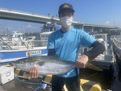 <p>白井様　沖の北　ショアジギで81cmのブリ！！！8時頃にヒットされたそうです♪このクラスの青物はルアーでの釣果はなかなか出ないのでお見事です♪♪</p>