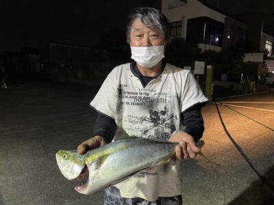 <p>石井様　沖の北　のませ釣り(サバ)でハマチ GET！！！昼からの釣果です！！あたりは4回程あったみたいです♪サバを使ったのませ釣りをされる方は今は無限に釣れますのでこまめに餌を変えるようにして下さいね^ ^</p>