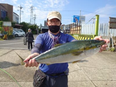 <p>沖の北　のませ釣りで78am！ほぼブリですね♪6時半頃にヒットしたそうです。昨日よりハマチサイズの回遊が少ないようでした。大型はけっこう堤防近くを回遊してますので、ルアーで狙う場合は重たいルアーでボトムを取り直しながら、足元の深いところを高速で通すようにしてください。遅いと見切られます。メタルバイブはジグに比べ浮き上がりにくいのでしっかり引けます。50gや60gのタングステンのジグもおすすめ♪手前まで来てルアーを回収してるあたりが意外と狙い目ですよ。</p>