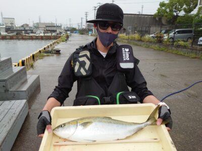 <p>宮下様　沖の北　セットアッパーでハマチ〜メジロ！まるまると良く肥えてます。昨日より青物の回遊が少なめです。</p>