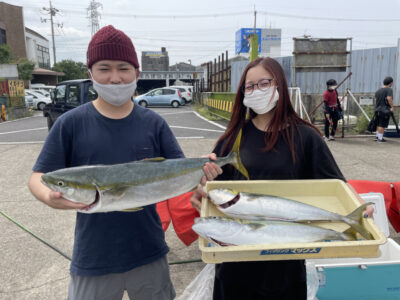 <p>萩野様　沖の北　のませ釣りでメジロサイズを3匹 GET！！全体的に渋い中素晴らしい釣果です！おめでとうございます^ ^</p>