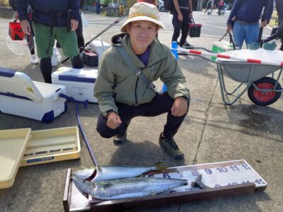 <p>沖の北　ショアジギでメジロとサワラ93cm！サワラはたまにあがりますが90cmオーバーはなかなかないですね。40〜50cmのサゴシサイズは今は回遊してないので釣れれば70cm以上です。狙って釣れるものではないですが、みんなこれを釣りたいんですよね〜♪</p>