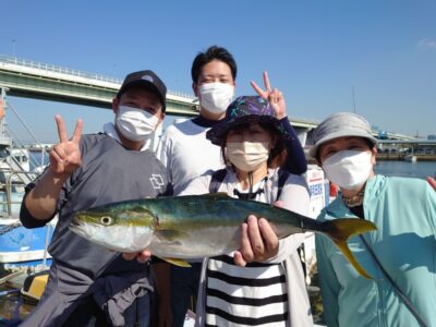 <p>沖の北　ショアジギでハマチ！魚を持ってる女性アングラーが釣り上げましたよ♪渋い状況の中お見事です♪</p>