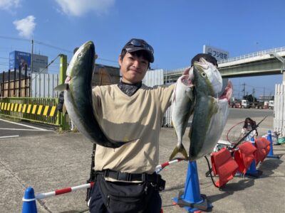 <p>りっせん様　沖の北　ショアジギでハマチ〜メジロを3匹 GET！！！一昨日、昨日が嘘かのように今日は青物が良く回遊し釣果が出ていますね！！おめでとうございます^ ^</p>